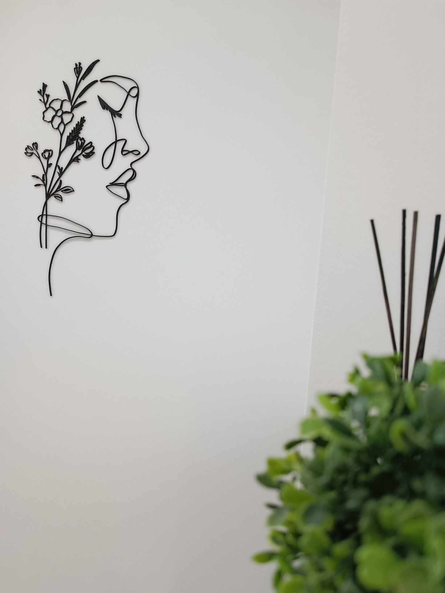Linearte Wanddeko Gesicht mit Blumen aus Holz/Wandekoration/Wanddeko aus Holz