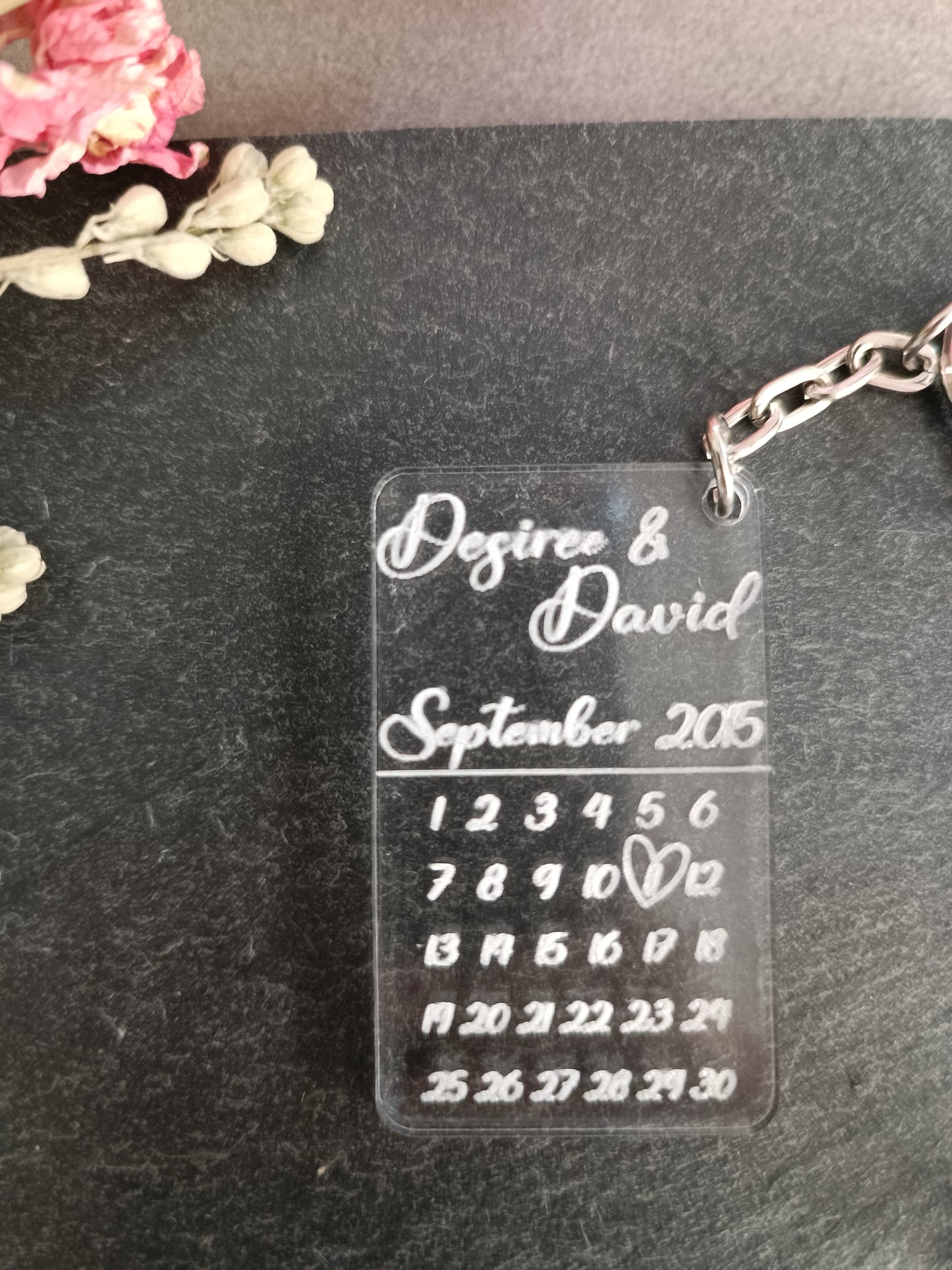 Schlüsselanhänger aus Acryl im Kalenderdesign/personalisiert mit Namen und Datum/Schlüsselanhänger